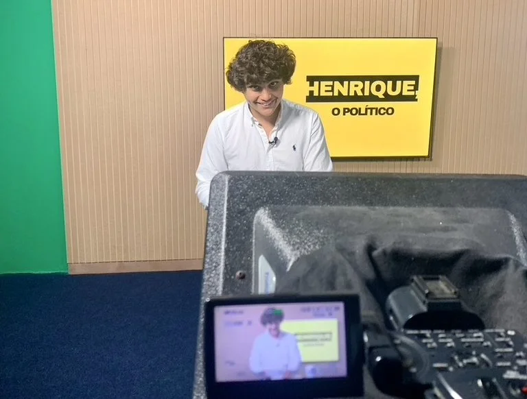 Henrique no estúdio de gravação do programa
